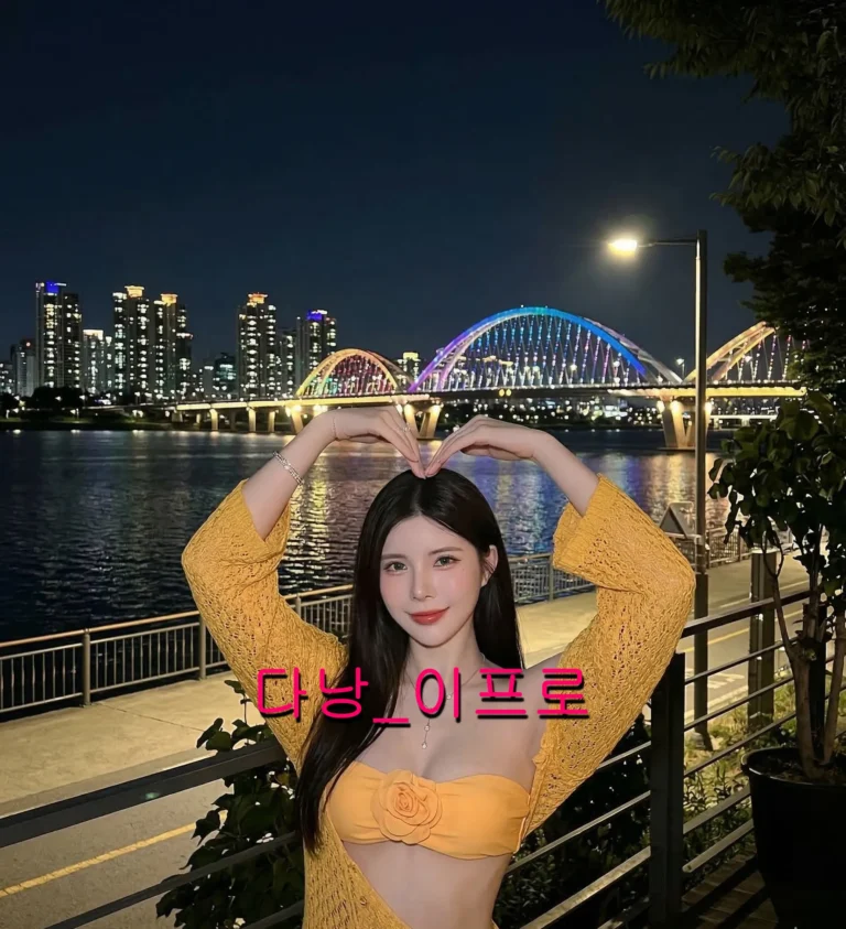 다낭 에코걸 추천 - 용다리 야경을 배경으로 프라이빗 투어를 안내하는 청순한 현지 전담 가이드의 실물 모습 및 야간 데이트 코스 안내