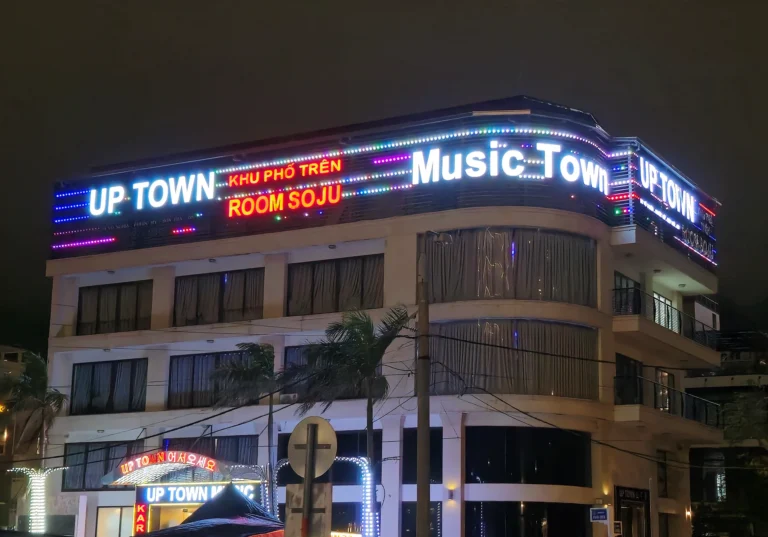 다낭 업타운 가라오케 화려한 VIP 룸 인프라 - 이프로가 보증하는 최고 수준의 프리미엄 힐링 공간