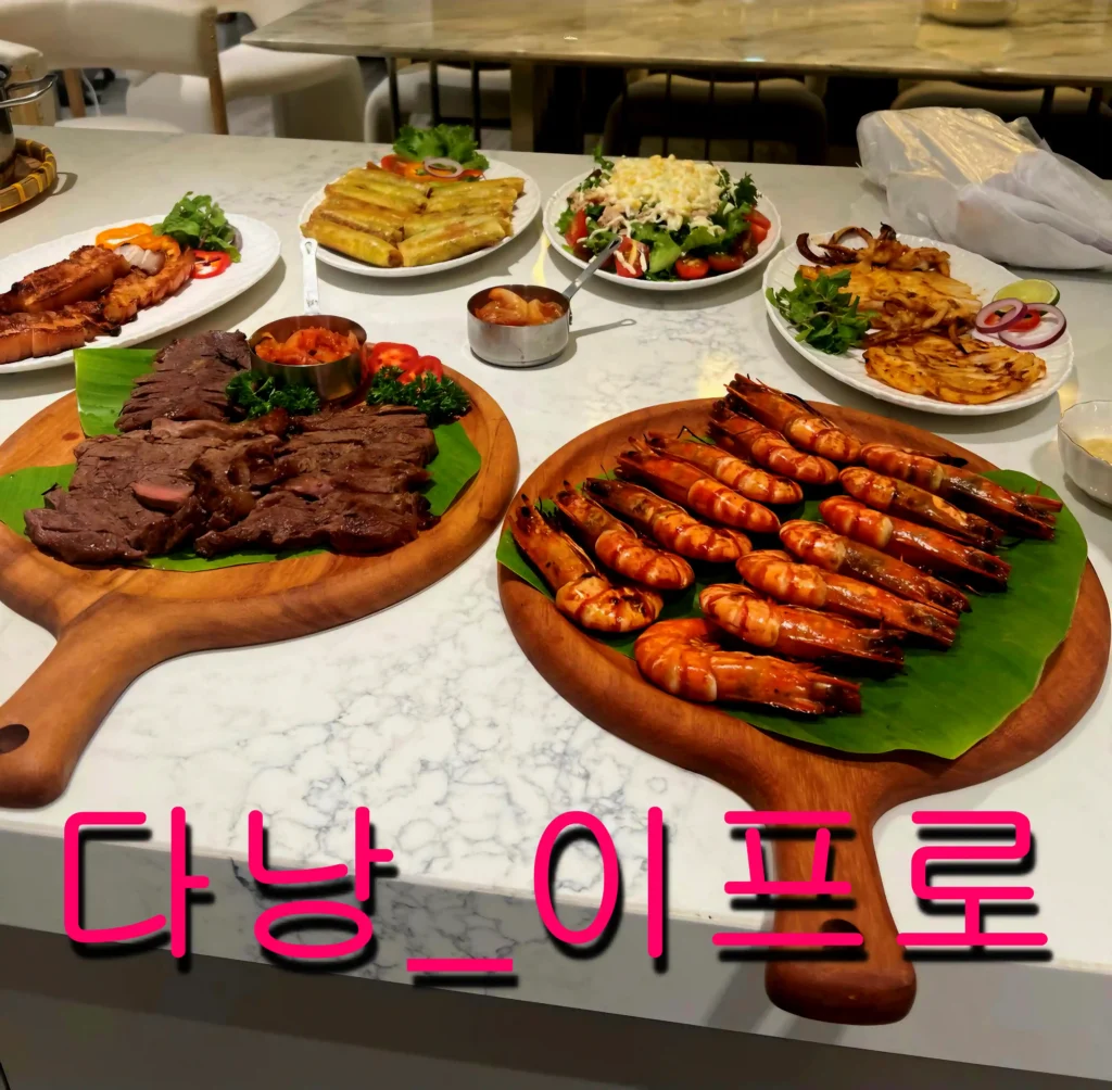 다낭 프라이빗 빌라 VVIP 파티를 위해 준비된 최상급 타이거 새우와 프리미엄 소고기 스테이크 BBQ 케이터링 음식 세팅