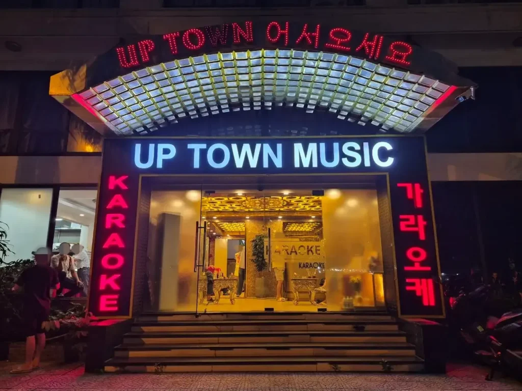 다낭 업타운 가라오케 입구 야경 - 미케비치 권역 한 블록 안쪽 프라이빗 입지
