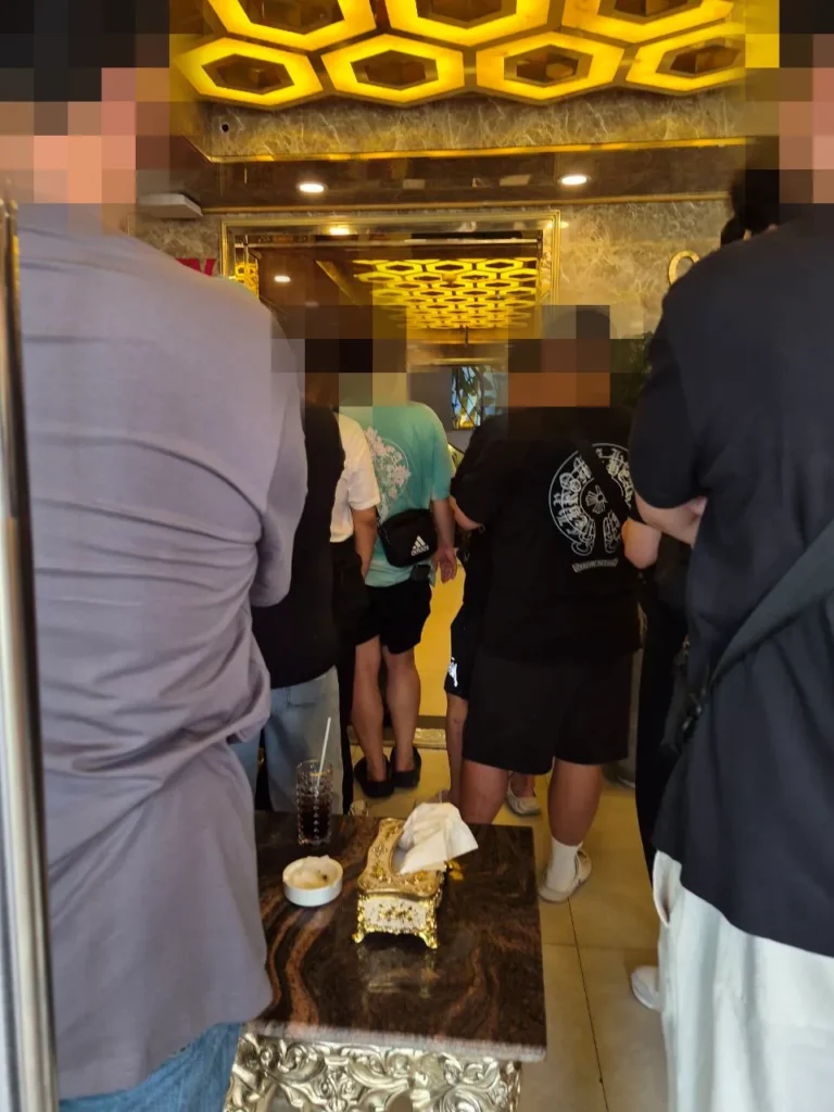 다낭 업타운 가라오케 한국식 룸 내부 - 리모델링 완료 최신 음향 시설